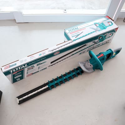 TOTAL เลื่อยตัดแต่งพุ่มไม้ไร้สาย 25.5" 40V BL (ตัวเปล่า)